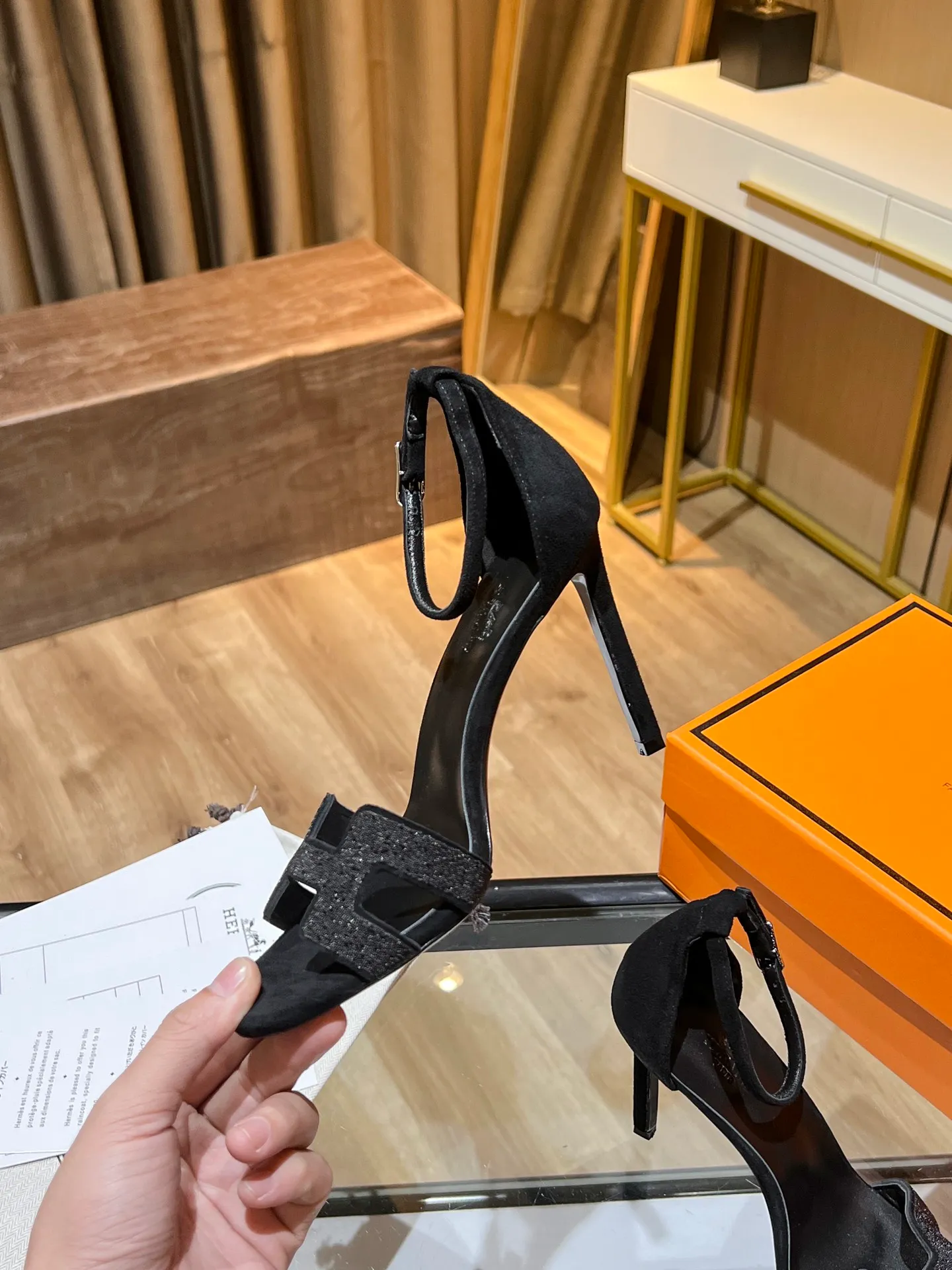 👟👟Ex-factory price 600👟👟 Hermès high-heeled sandals Hermès high-heeled shoes are the simplest, most durable and elegant I have ever seen! ! ! It can hold any style, and the height of 10.5cm is easy to control. Each color has its own unique style. You must buy this one, it is really easy to wear and look good! size: 35-40 (34.40.41 customization is non-returnable and non-exchangeable)